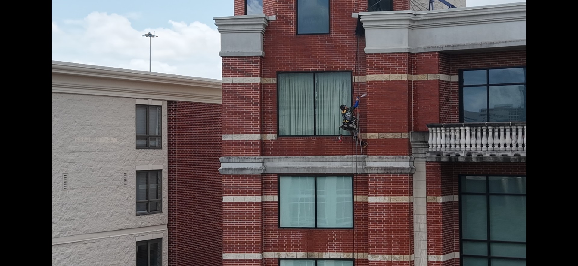Empire Building – Extreme Rope Access & Multi-Level Pressure Washing Transformation in Houston, TX