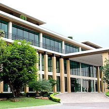 Commercial Building Washing: 7 Ways Clean Facades Drive Foot Traffic